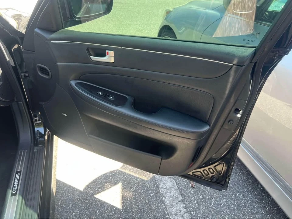 2012 Genesis - Image 4 of 9