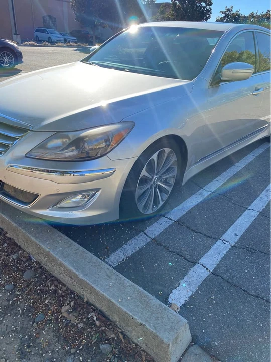 2013 Hyundai Genesis - Image 5 of 9