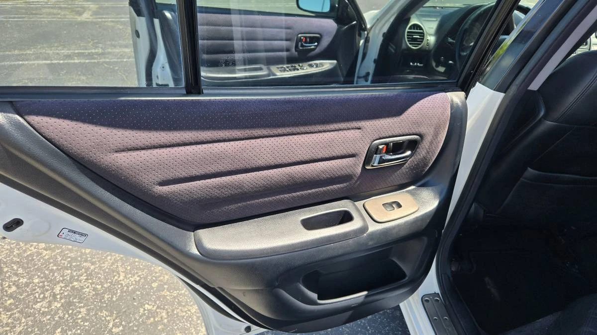 2001 Lexus IS 1st Gen - Image 11 of 20