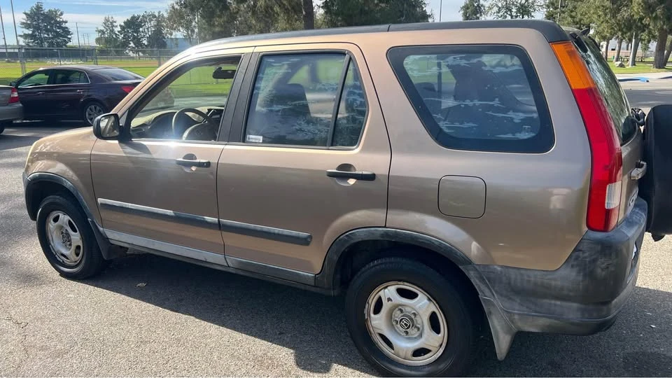 2004 Honda CR-V 2nd Gen - Image 3 of 8