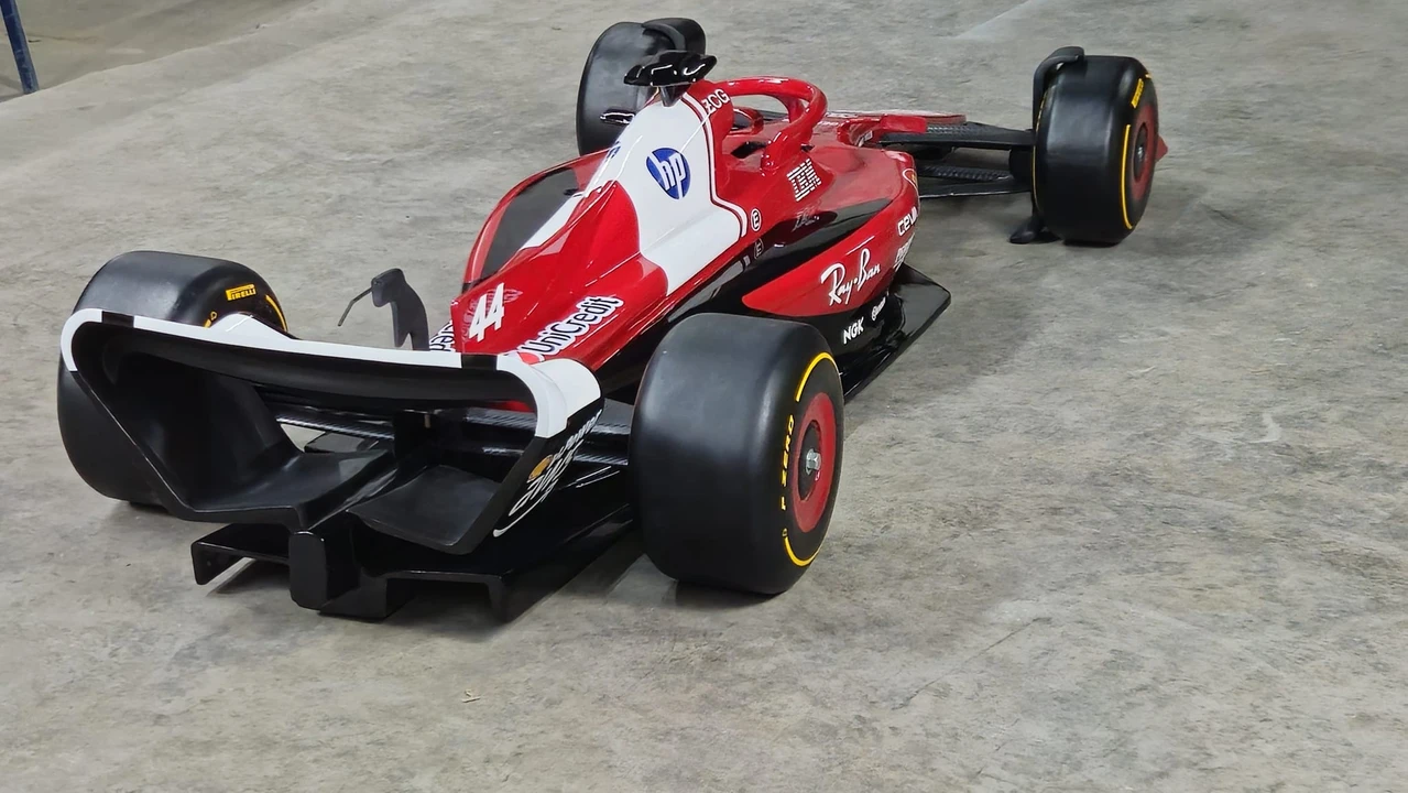 Parts & Memorabilia Scale Models - Image 8 of 31