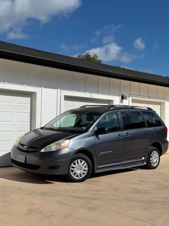 2009 Toyota Sienna - Image 3 of 28