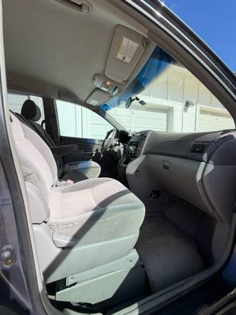 2009 Toyota Sienna - Image 8 of 28