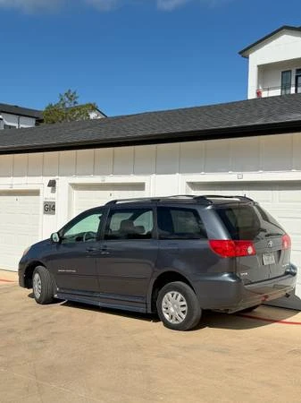 2009 Toyota Sienna - Image 2 of 28