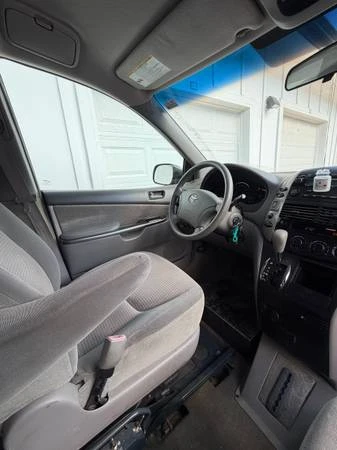 2009 Toyota Sienna - Image 10 of 28