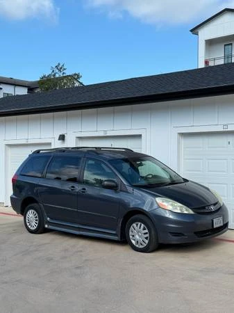 2009 Toyota Sienna - Image 7 of 28