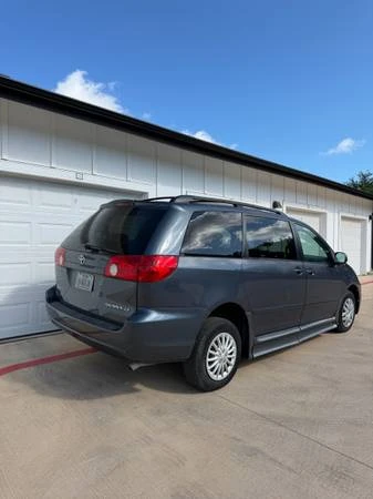 2009 Toyota Sienna - Image 5 of 28