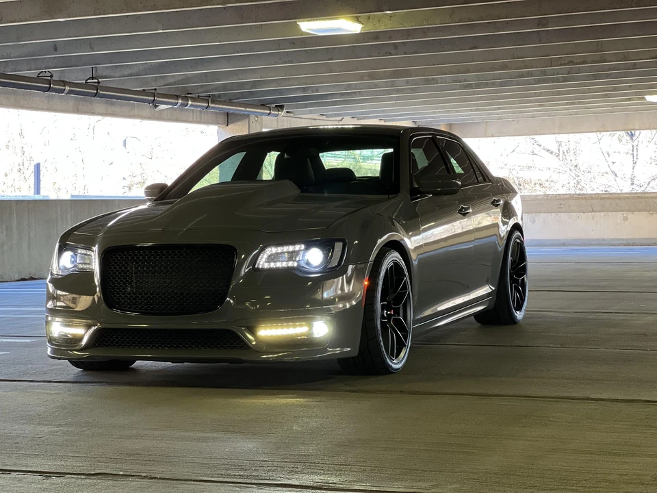 2017 Chrysler 300 (2005-2023) - Image 13 of 31