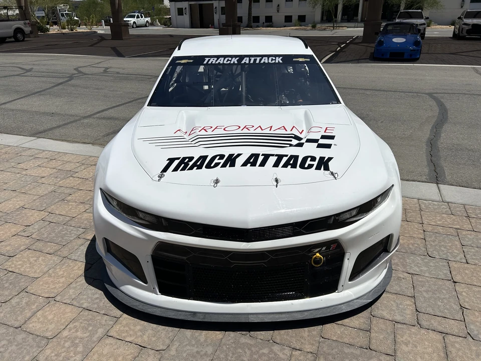 Chevrolet Camaro 6th Gen - Image 14 of 31