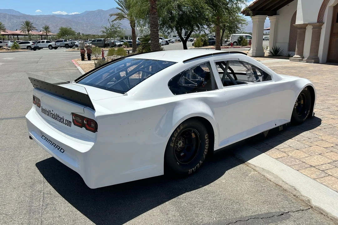 Chevrolet Camaro 6th Gen - Image 11 of 31