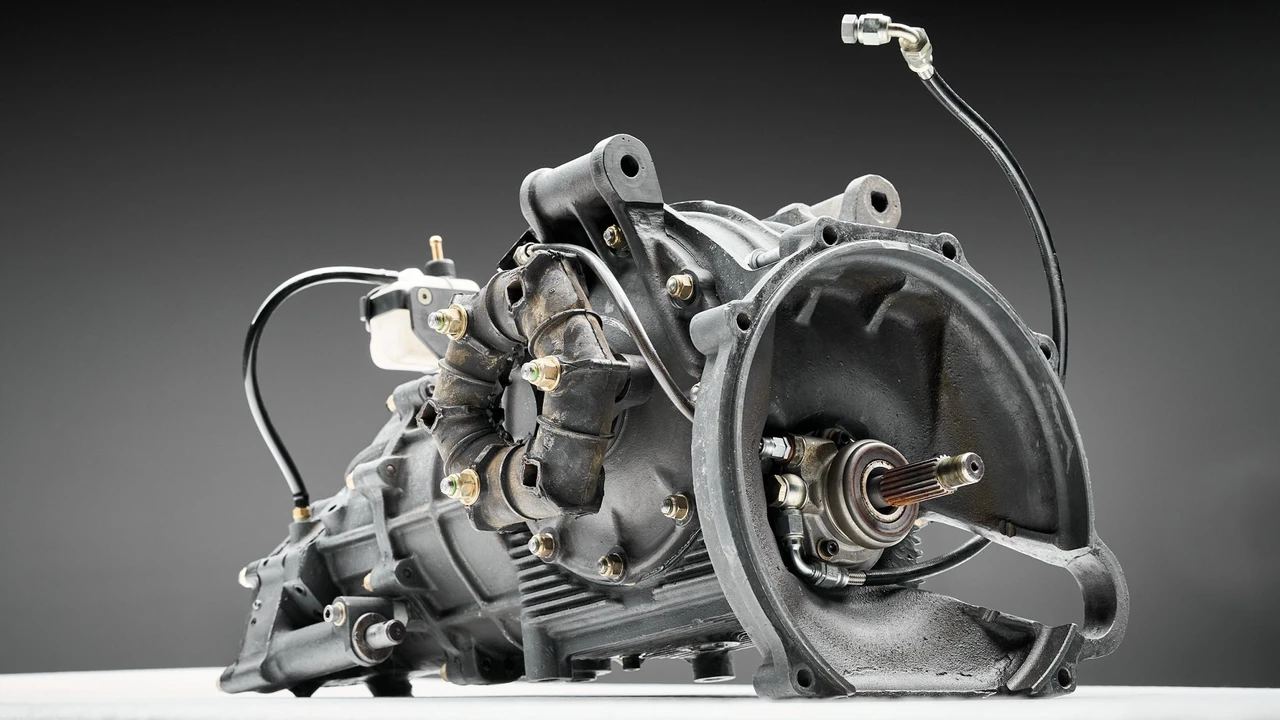 Parts & Memorabilia Gearboxes - Image 3 of 31