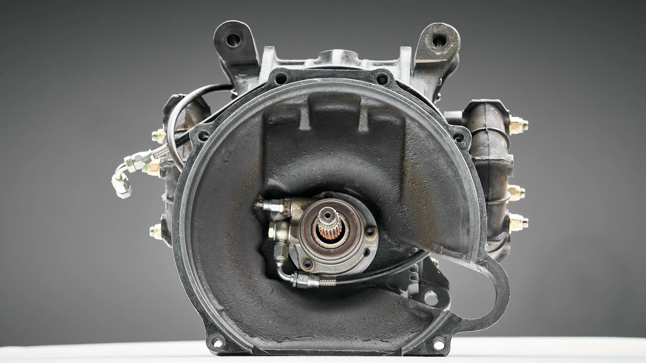 Parts & Memorabilia Gearboxes - Image 5 of 31