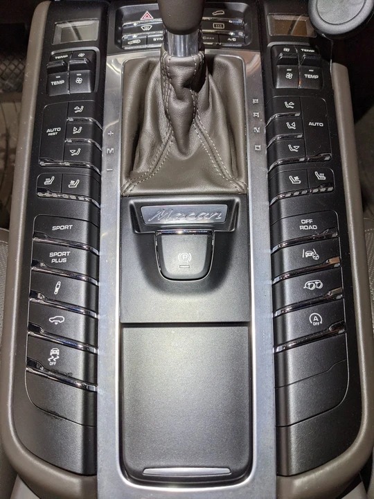 2015 Porsche Macan Turbo - Image 15 of 17