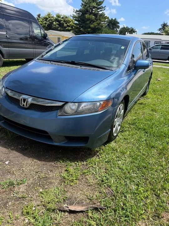 2011 Honda Civic 8th Gen - Image 2 of 7