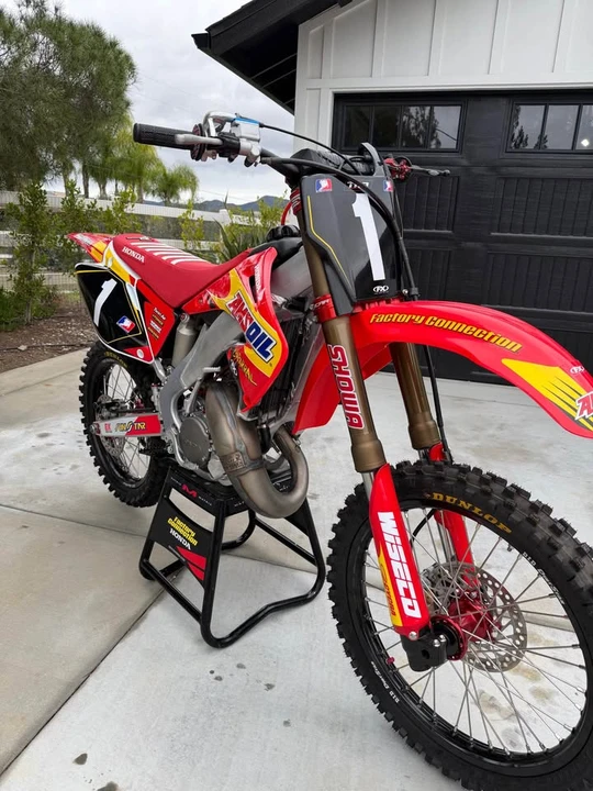 2002 Honda CR - Image 2 of 10