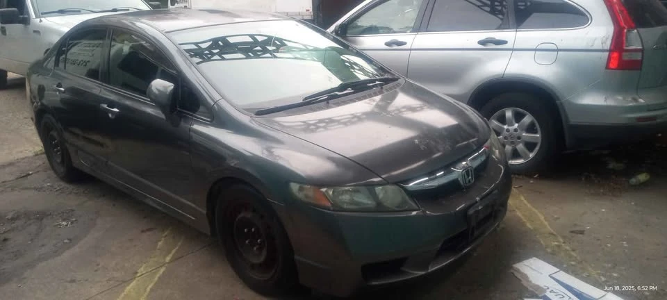 2010 Honda Civic 8th Gen - Image 2 of 4