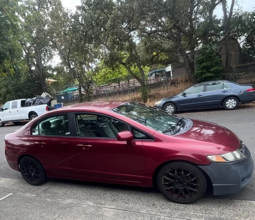 2010 Honda Civic 8th Gen - Image 2 of 4