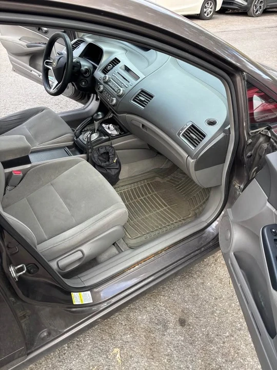 2010 Honda Civic 8th Gen - Image 2 of 8
