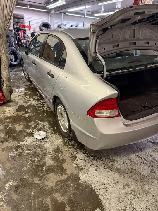 2010 Honda Civic 8th Gen - Image 3 of 4