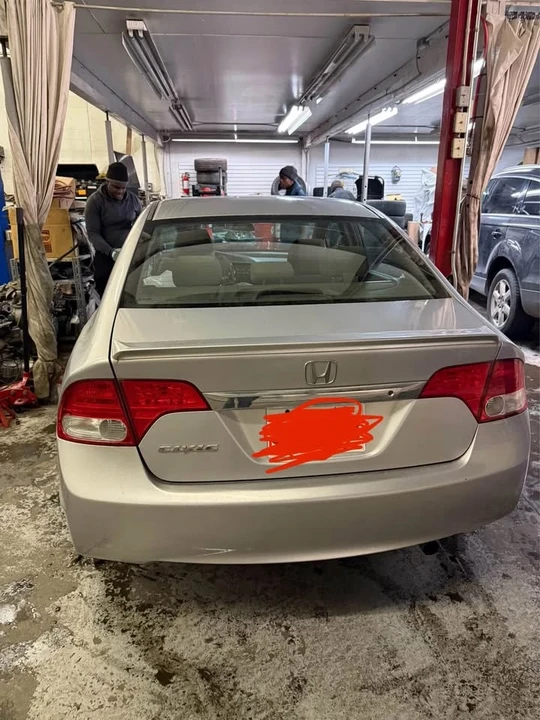 2010 Honda Civic 8th Gen - Image 2 of 4