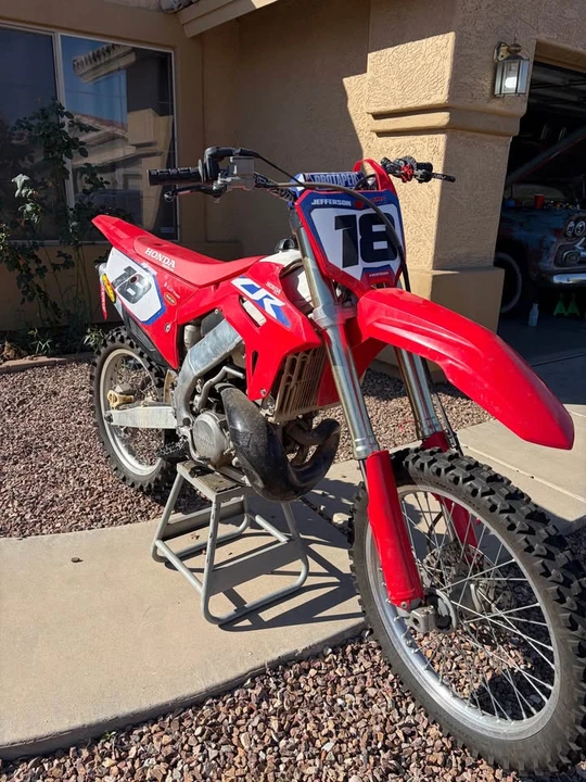 Honda CR - Image 2 of 6