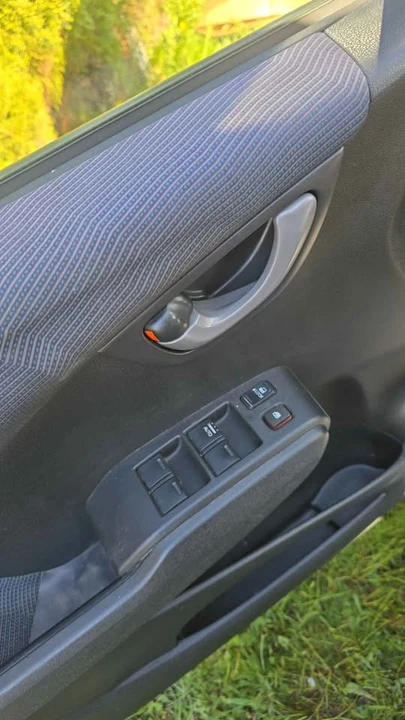 Honda Fit - Image 4 of 11