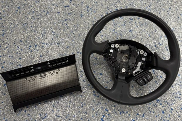 2000 Parts & Memorabilia Bodywork - Image 2 of 3