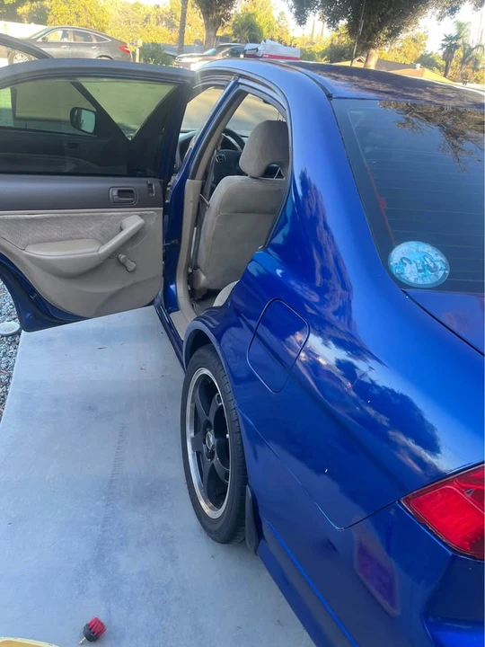 2005 Honda Civic 7th Gen - Image 2 of 9