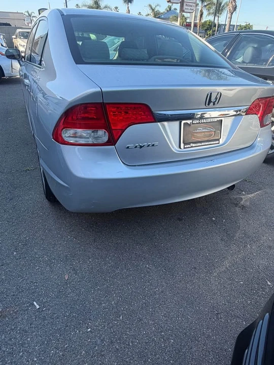 2010 Honda Civic 8th Gen - Image 2 of 8