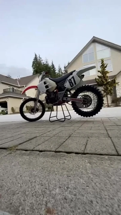 Honda CR - Image 6 of 6