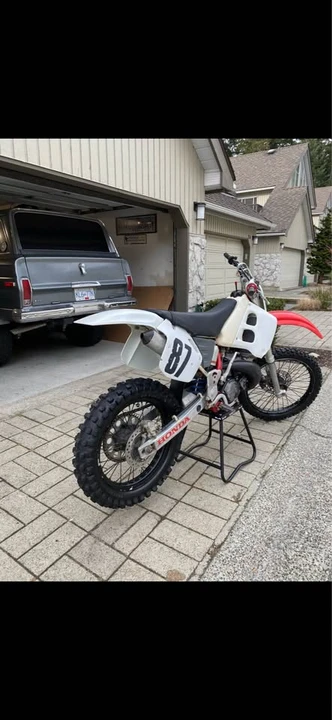 Honda CR - Image 2 of 6