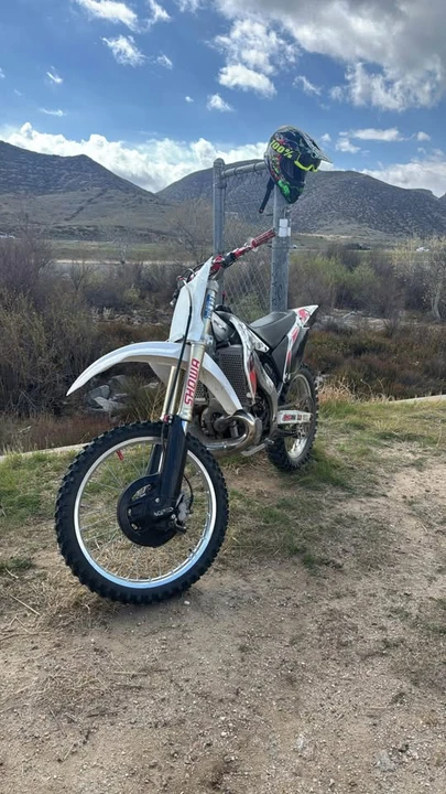 2003 Honda CR - Image 2 of 5