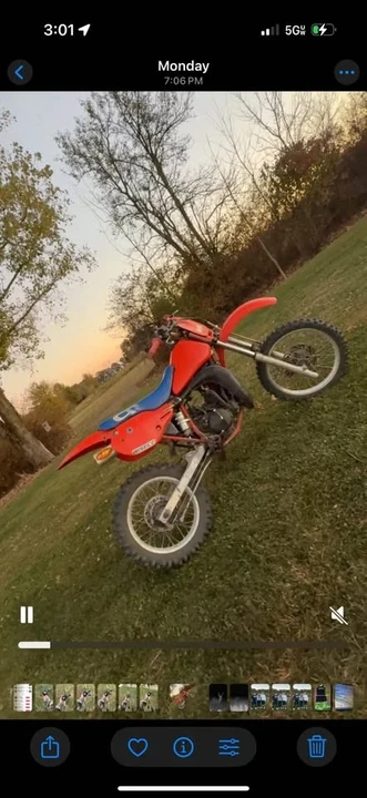Honda CR - Image 2 of 4