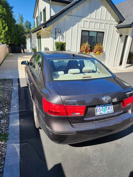 2010 Hyundai Sonata - Image 5 of 9