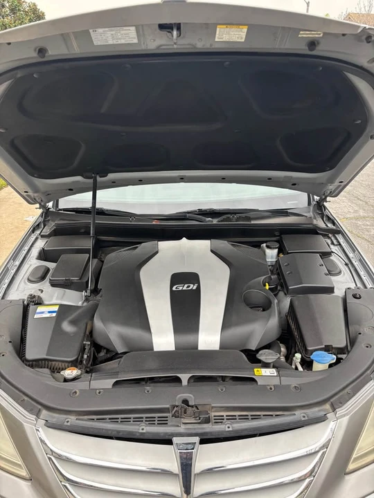 Hyundai Genesis - Image 8 of 10