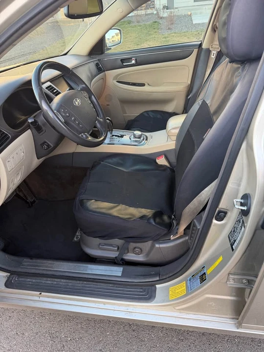 2010 Hyundai Genesis - Image 2 of 7