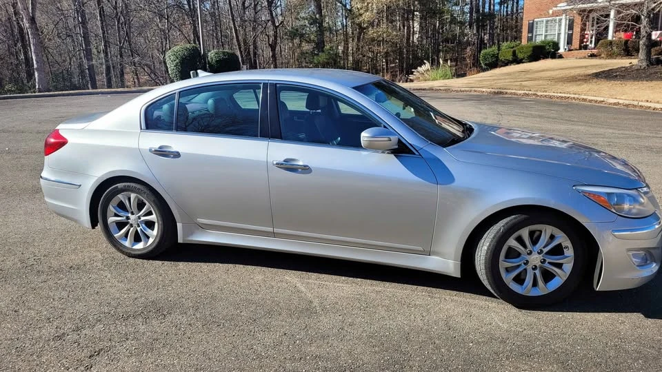 2013 Hyundai Genesis - Image 2 of 10