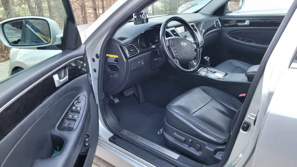 2013 Hyundai Genesis - Image 5 of 10