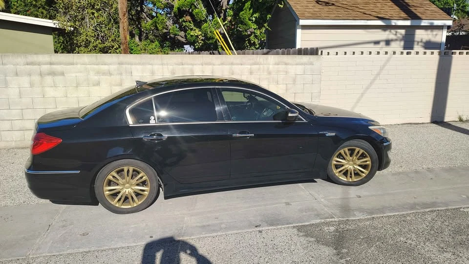 Hyundai Genesis - Image 2 of 5