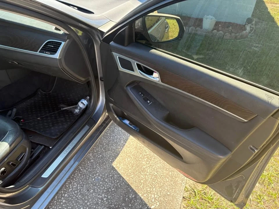 Hyundai Genesis - Image 4 of 7