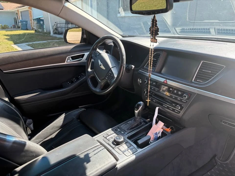 Hyundai Genesis - Image 3 of 7