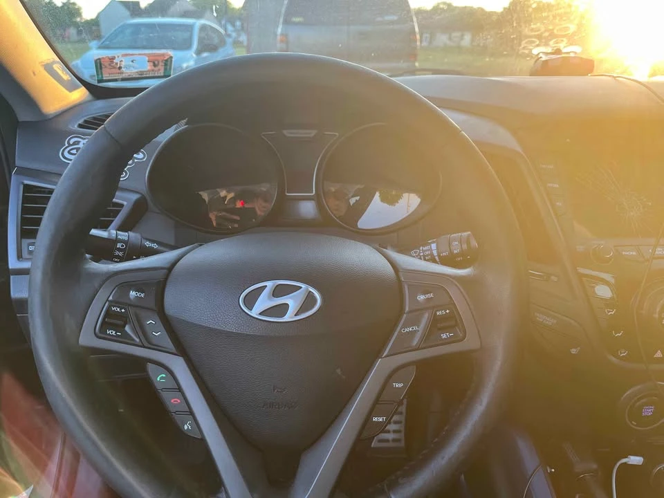 Hyundai Veloster - Image 7 of 10