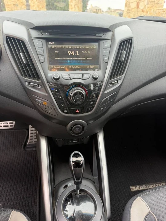 2013 Hyundai Veloster - Image 19 of 24