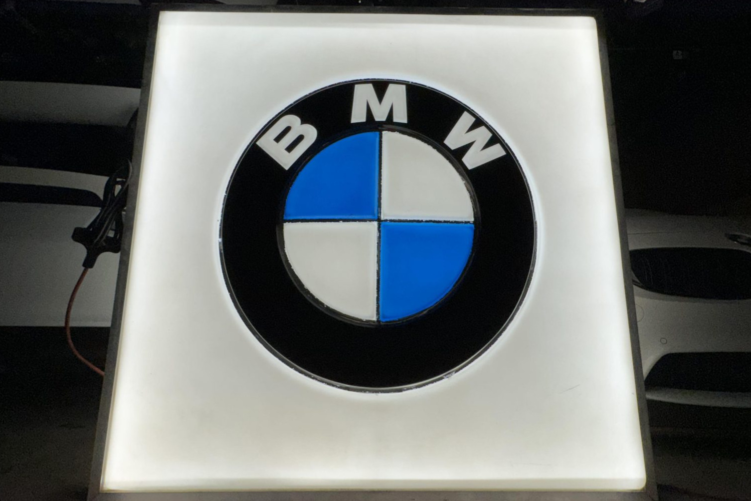 Illuminated BMW-Logo Signs