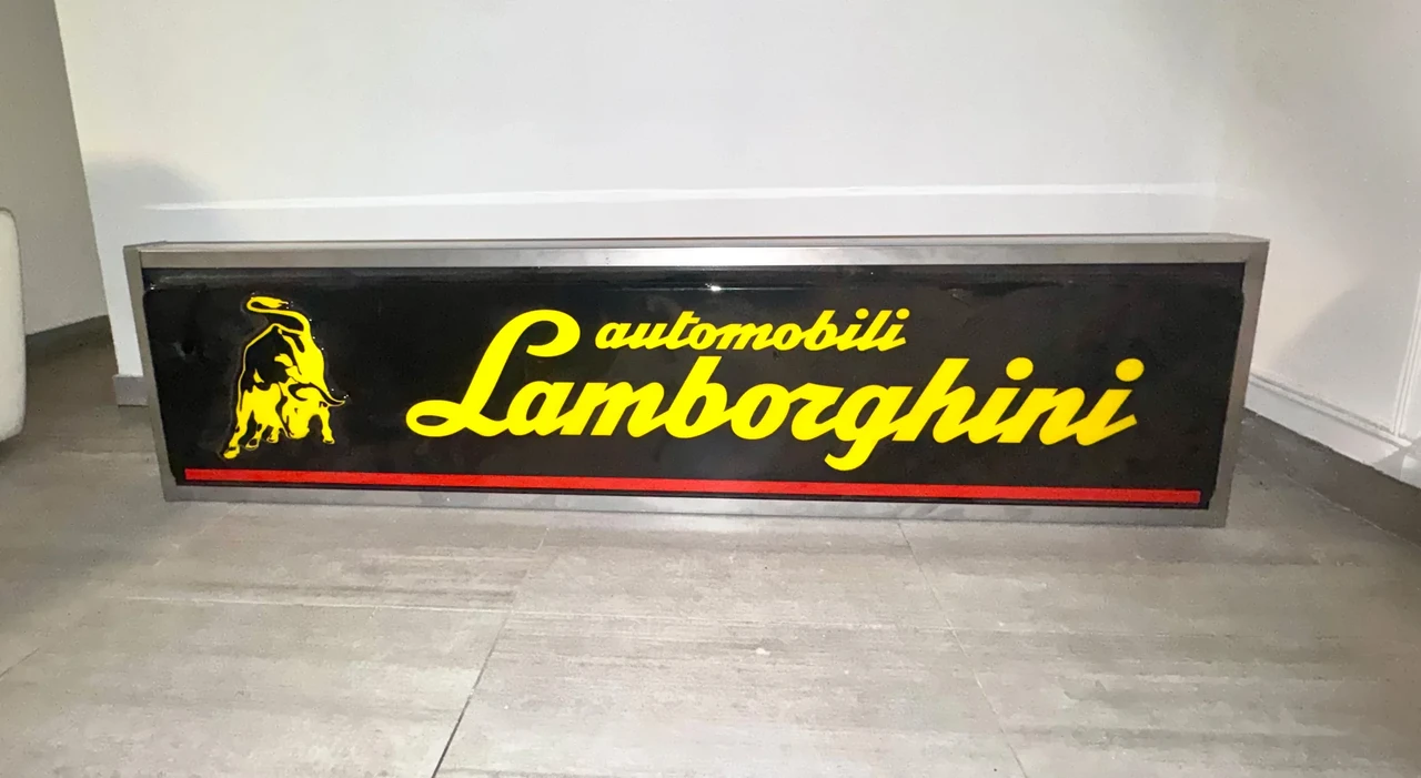 Lamborghini - Image 4 of 16