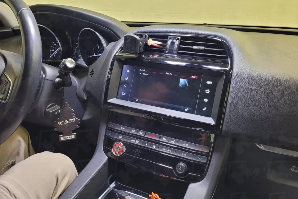 2016 Jaguar F-Pace - Image 2 of 6