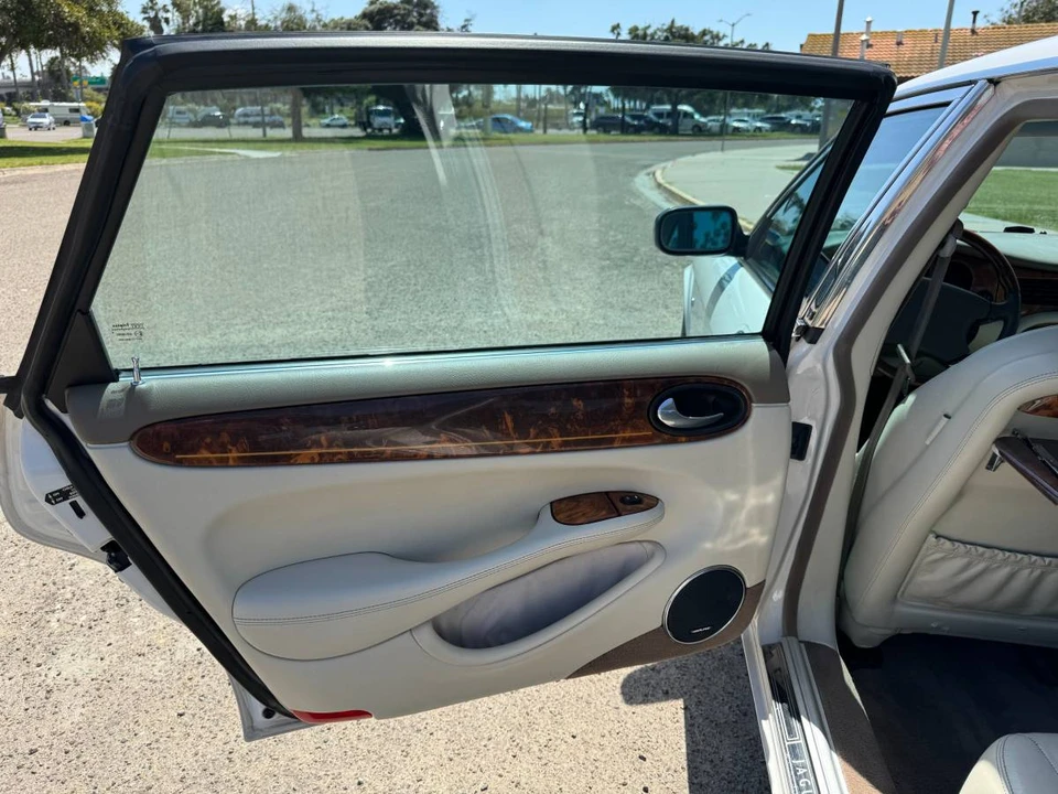 2001 Jaguar X308 XJ - Image 10 of 10