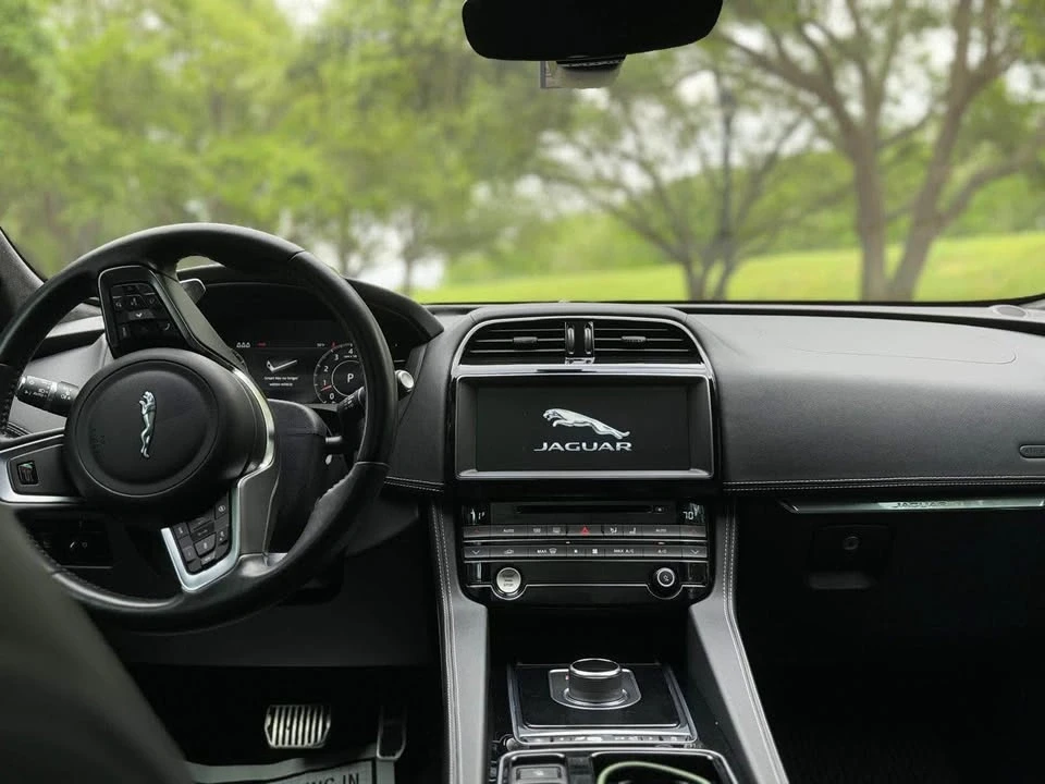 2020 Jaguar F-Pace - Image 7 of 10