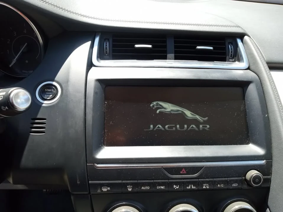 2018 Jaguar E-Pace - Image 4 of 8