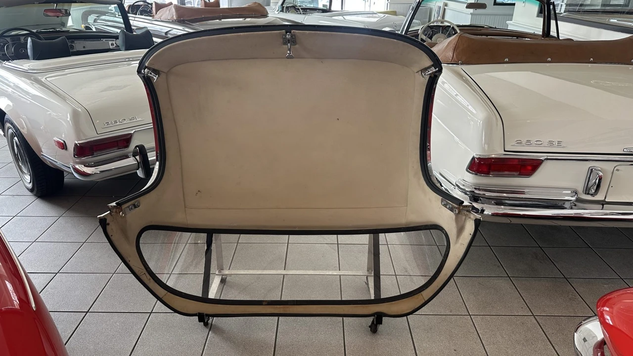 Parts & Memorabilia Bodywork - Image 3 of 4